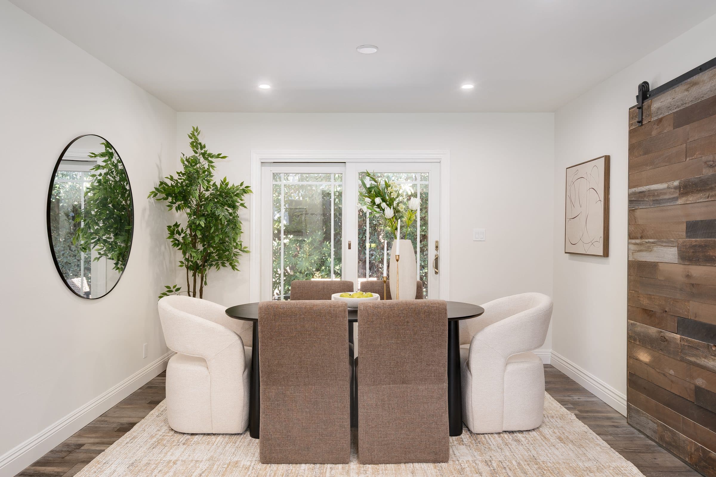 48 Kingston Place. The dining area, with glass doors to the garden.